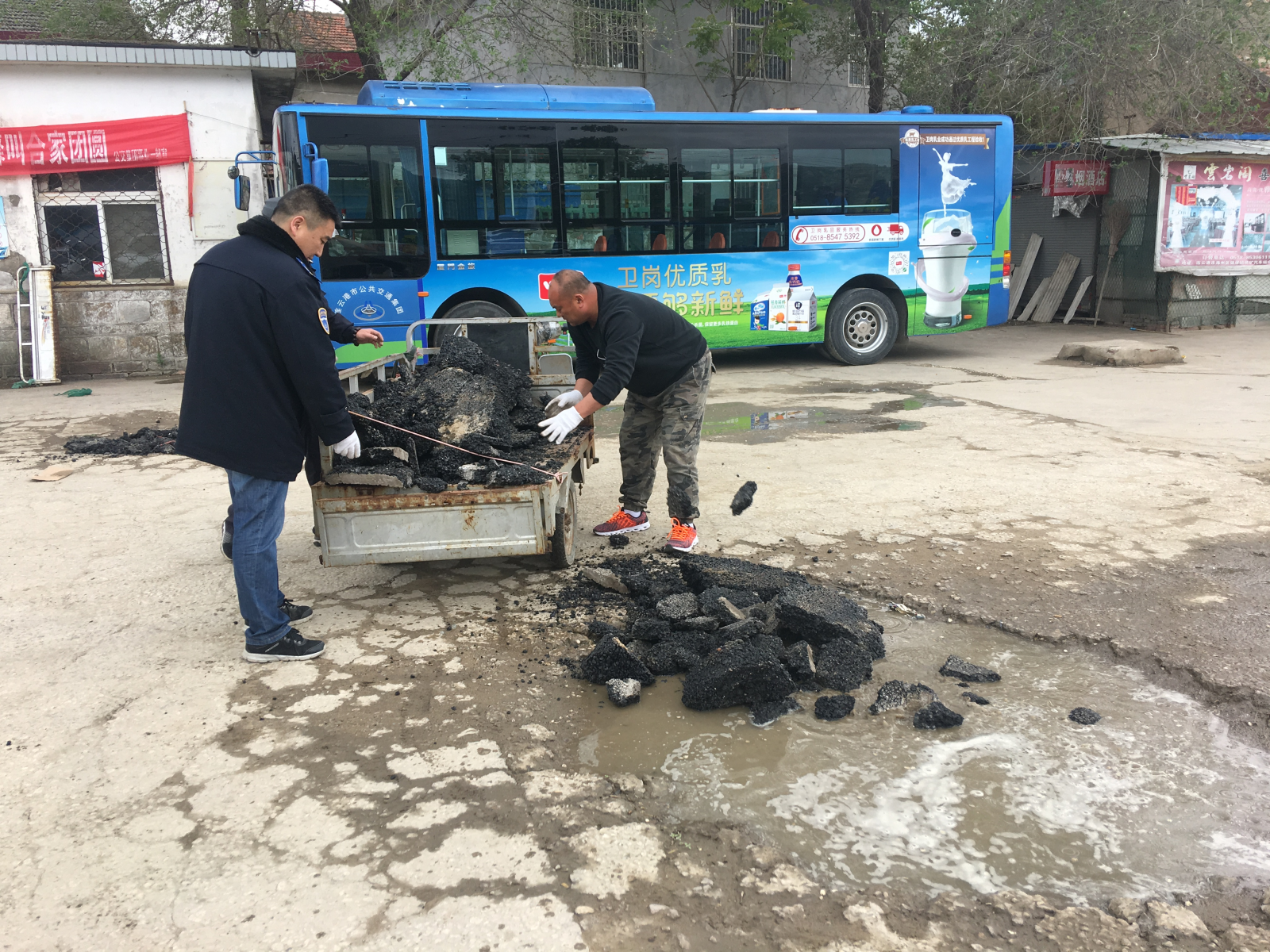 公交集團公交事業(yè)一部開(kāi)展場(chǎng)站破損路面修復工作